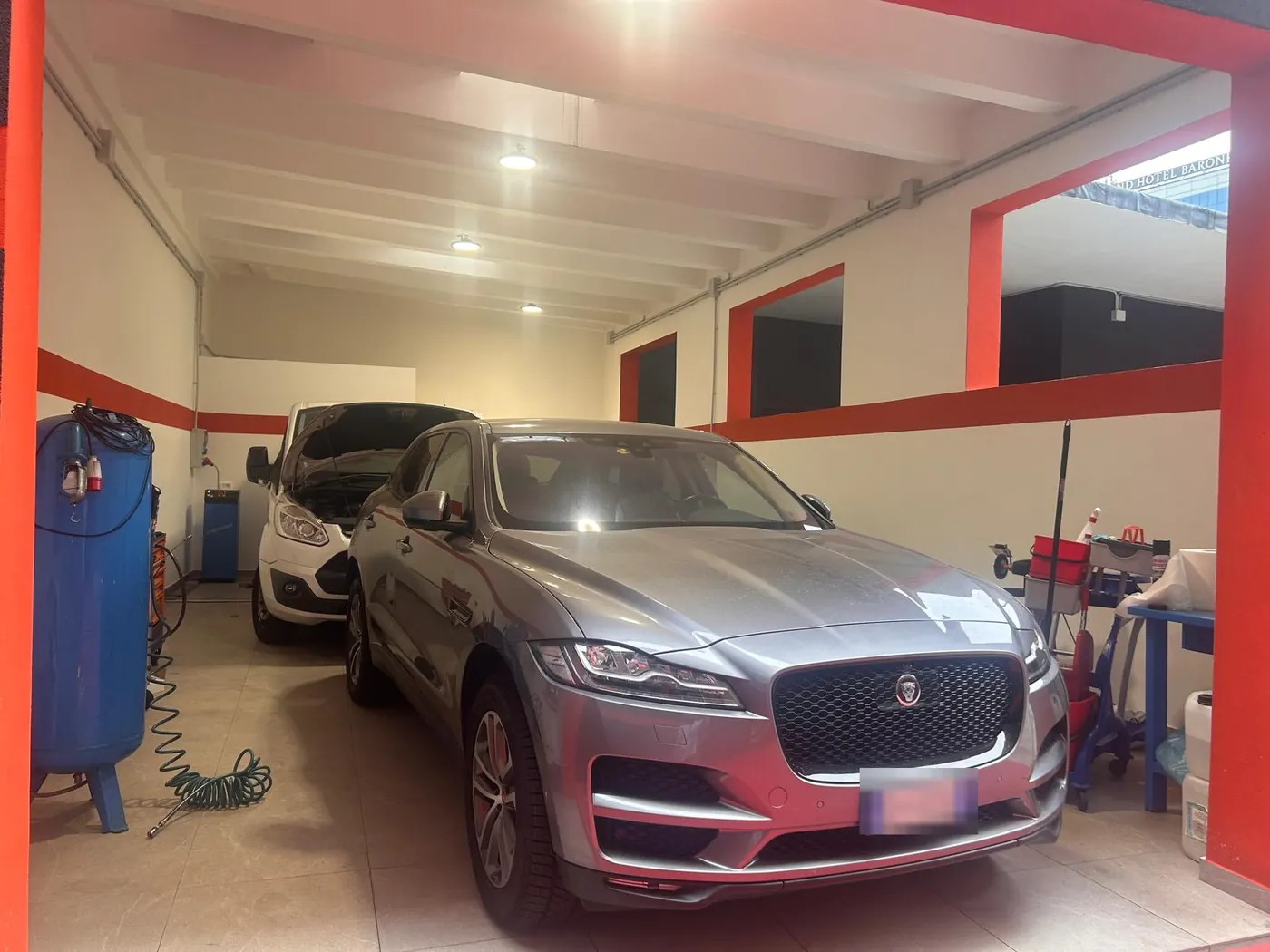 Box dell'officina meccanica Marconi 1 con auto in lavorazione