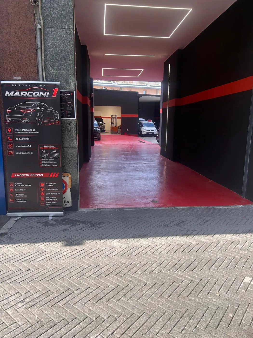 Ingresso dell'autofficina Marconi 1 con i servizi offerti