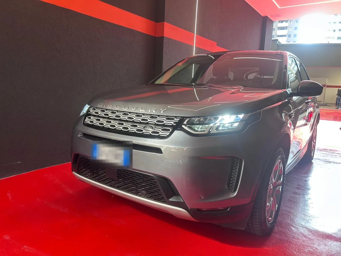 Land Rover Discovery Sport nella carrozzeria Marconi 1 a Sesto San Giovanni